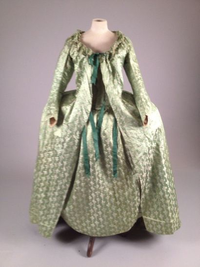null Robe d'intérieur ou de grossesse, vers 1785-1790. Satin fa-çonné vert tendre...