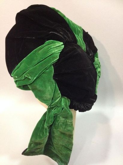 CAROLINE REBOUX, vers 1942 Turban de velours noir et vert vif avec pan flottant asymétrique...