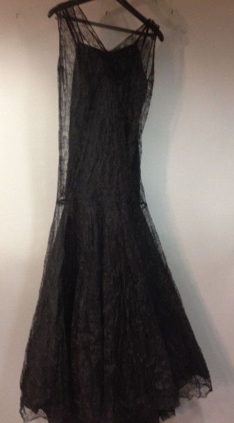 ANONYME Robe du soir «gitane» en dentelle, vers 1938. Fond de robe en taffetas noir...