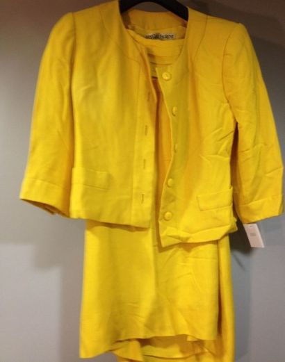 Yves Saint LAURENT Tailleur jupe, en lin jaune canari. Veste boléro col rond manches...