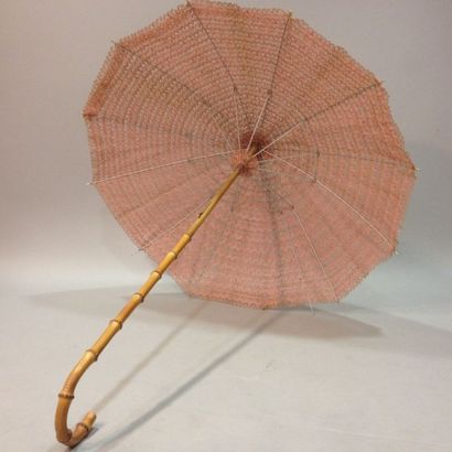 null Ombrelle japonaise vers 1925, en bambou et papier huilé noir avec inscriptions...