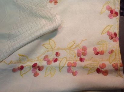 null Grande nappe brodée en coton perlé, vers 1920. Cerises roses et prune, entrelacs...