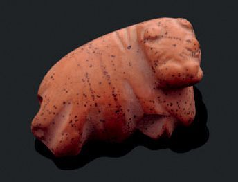 null Amulette représentant un hippopotame couché. Jaspe rosé ? Egypte, Nouvel Empire,...