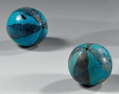 null Perle de large collier en forme de pelote à quartiers noirs et bleus alternés....