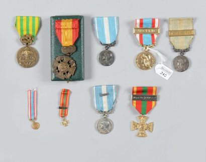 null 3 Medailles coloniales, une medaille du Corps expéditionnaire français d'Extrême-Orient...