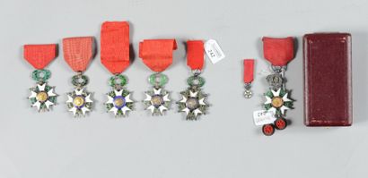 null Une croix de Chevalier de l'Ordre de la Legion d'honneur en argent émaillé,...