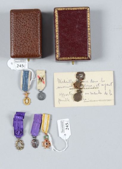 null Lot de 6 decorations miniatures: une médaille de Ste Hélène, une médaille du...