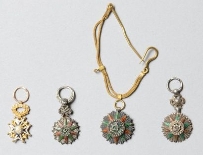 null Quatre décorations miniatures : trois de l'ordre du Nicham Iftikar en argent...
