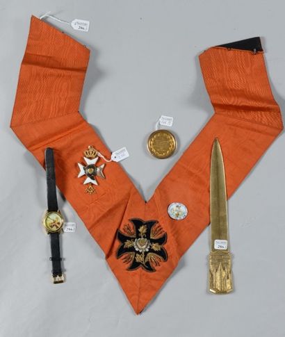 null Objets maconniques et de confrerie: une écharpe en soie orange brodée d'une...