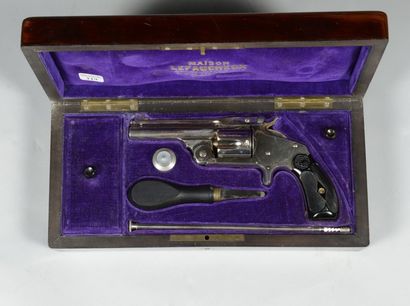 null Coffret-necessaire contenant un revolver Smith & Wesson à simple action en acier...