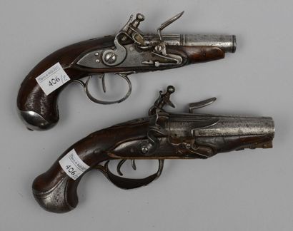 null Deux pistolets a silex dont un à double canon en table, signé: «Rongier - Chaumetton...