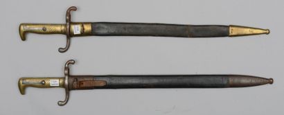 null Deux sabres-baionnettes Allemands modèle 1871, fourreaux de différents modèles...