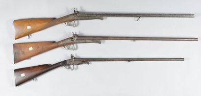 null Trois fusils de chasse a broche à doubles canons en table; platines et garnitures...