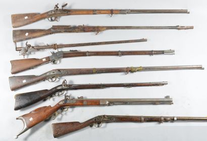 null Sept fusils en épave, de différents modèles, de type règlementaire dont: certains...