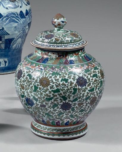 CHINE Grande potiche couverte, ventrue, de forme balustre en por­celaine à beau décor...