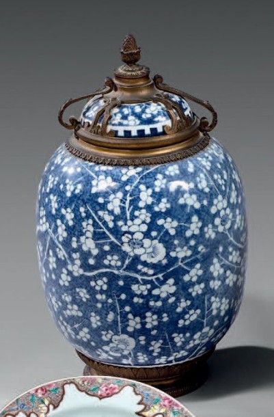 CHINE Potiche couverte de forme ovoïde en porcelaine à fond bleu sous couverte, décorée...