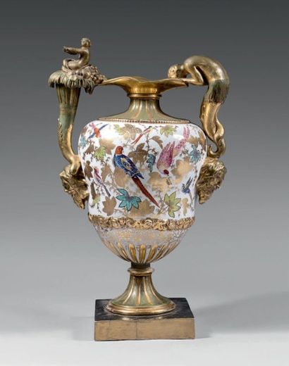 RUSSIE ou ANGLETERRE Rare et intéressant vase en porcelaine de forme balustre à deux...