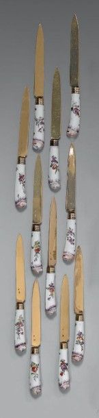 ALLEMAGNE (FRANKENTHAL) Onze couteaux à manches en porcelaine terminés par une tête...