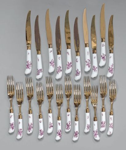 MEISSEN Douze fourchettes et dix couteaux à manches de forme crosse en porcelaine....