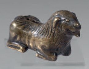 null Petit bronze ciselé anciennement doré à patine brune figurant un lion couché....