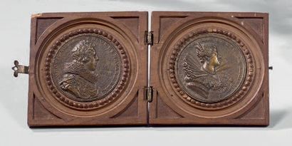 null Paire de médailles en bronze représentant les profils de Louis XIII et Marguerite...