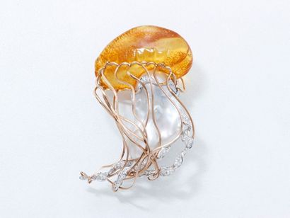 FL CRÉATION Rare et unique broche pendentif stylisant une méduse, sa cloche composée...