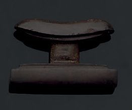 null Amulette chevet repose-tête. Hématite. Intact. Egypte, Basse Epoque, 664-332...