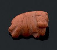 null Amulette représentant un hippopotame cou-ché. Japse rosé ? Egypte, Nouvel Empire,...