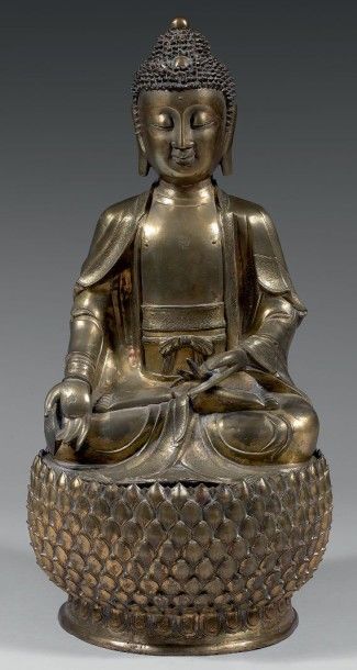 TRAVAIL SINO-TIBETAIN Importante statuette de bouddha en bronze à patine dorée et...