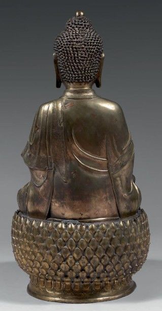 TRAVAIL SINO-TIBETAIN Importante statuette de bouddha en bronze à patine dorée et...