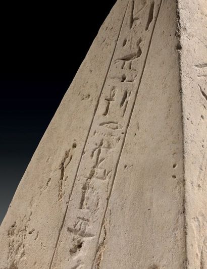 null Pyramidion inscrit sur deux faces d'une colonne de texte hiéroglyphique en partie...