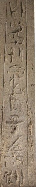 null Pyramidion inscrit sur deux faces d'une colonne de texte hiéroglyphique en partie...