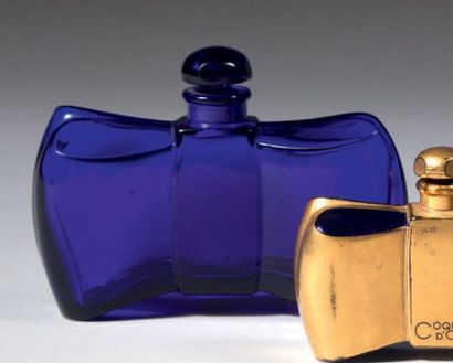 Guerlain «Coque d'Or» - (1937)
Flacon moderniste en cristal pressé moulé teinté bleu...