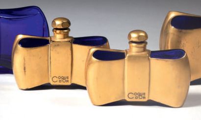 Guerlain «Coque d'Or» - (1937)
Deux flacons modernistes en cristal pressé moulé teinté...