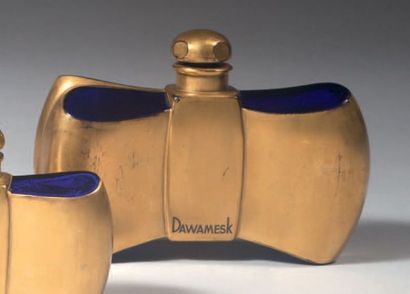 Guerlain «Dawamesk» - (1942)
Flacon moderniste en cristal pressé moulé teinté bleu...