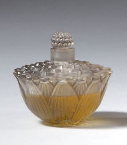 René LALIQUE «Hélène» - (années 1920)
Flacon à parfum en verre incolore pressé moulé...