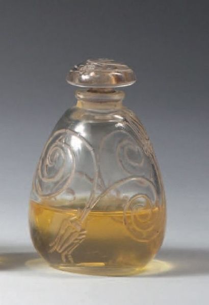René LALIQUE «Capricornes» - (années 1920)
Flacon à parfum en verre incolore pressé...