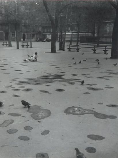 null Petite fille Place Saint Sulpice, 1948 Tirage gélatino-argentique d'époque par...