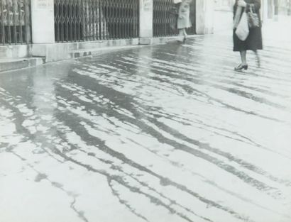 null Trottoir aux éclaboussures, avenue de Clichy, 1948 Tirage gélatino-argentique...