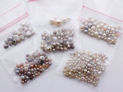 null Lot composé d'un mélange de perles probablement fines, de culture, baroques...