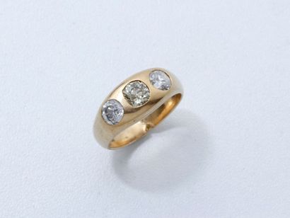 null Bague jonc en or 750 millièmes, ornée de 3 diamants taille ancienne en serti...