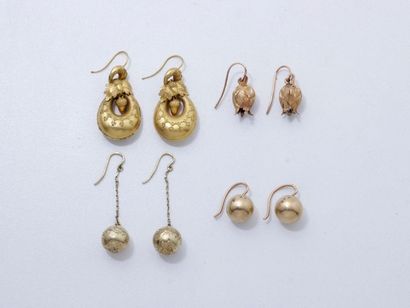 null Lot en or 750 et 585 millièmes composé de 4 paires de boucles d'oreilles, dont...