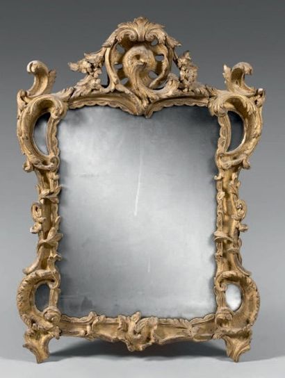 null Petit miroir dans un cadre en bois sculpté et doré; à l'amortissement un cartouche...
