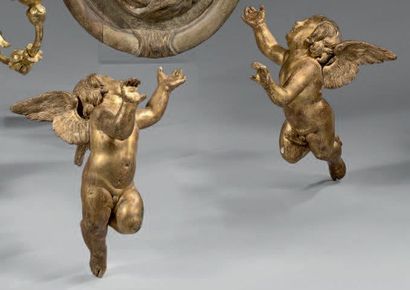 null Paire d'angelots en bois sculpté et doré représentés voletants.
XVIIIème siècle....