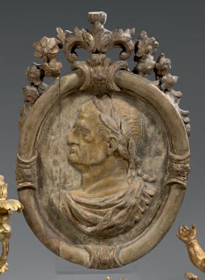 null Médaillon en bois sculpté et doré à profil d'empe­reur romain dans un cadre...