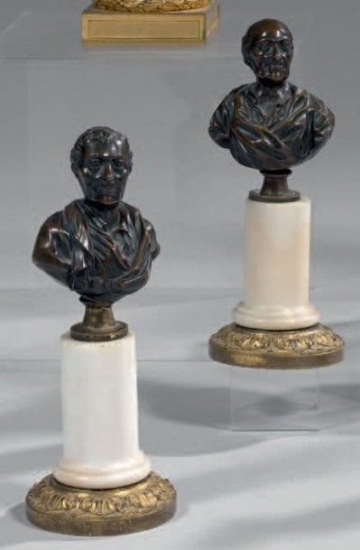 null Paire de petits bustes en bronze patiné représen­tant pour l'un Voltaire et...