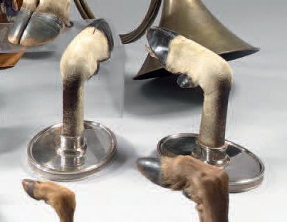 null Paire d'appliques formées de pieds d'oryx, base en métal argenté