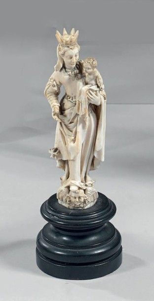null Vierge à l'Enfant en ivoire sculpté en ronde-bosse. Marie tient l'Enfant sur...