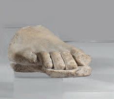null Fragment d'un pied droit grec, en marbre sculpté.
Ancien travail (épaufrures,...