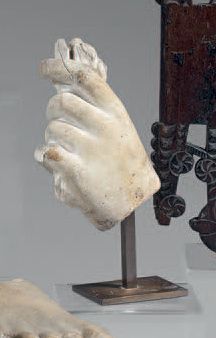 null Fragment d'une main refermée sur un objet, en marbre sculpté.
XIXème siècle...